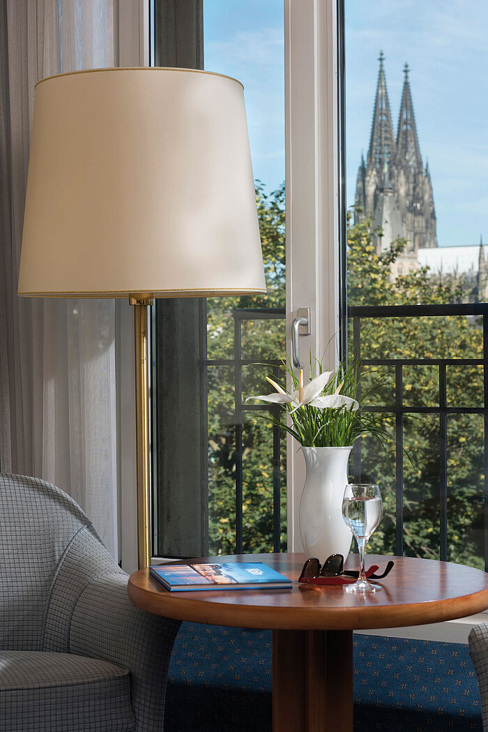Camera doppia superior al Maritim Hotel Colonia con arredo elegante e vista sulla cattedrale di Colonia.