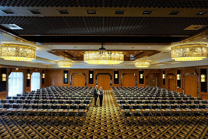 Elegante sala de conferencias en Maritim Hotel Königswinter con asientos modernos y grandes lámparas.
