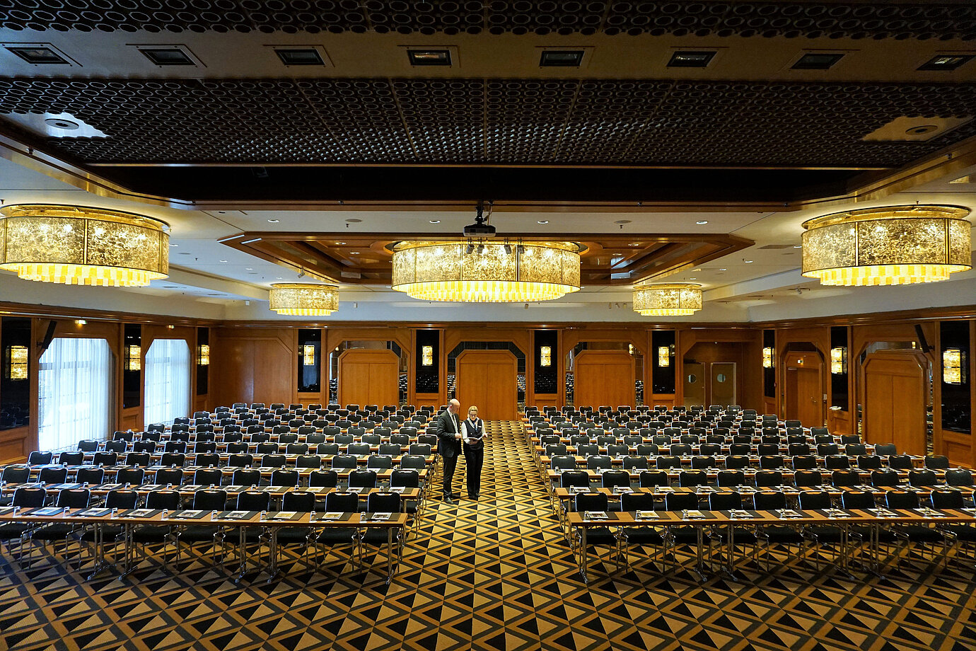 Elegante sala de conferencias en Maritim Hotel Königswinter con asientos modernos y grandes lámparas.