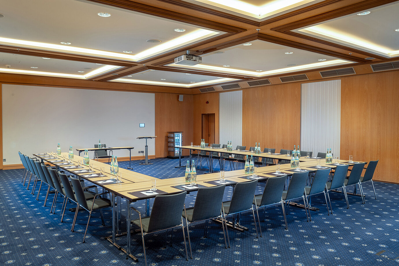 Salon Echter au Maritim Hotel Würzburg avec disposition en U pour réunions et conférences