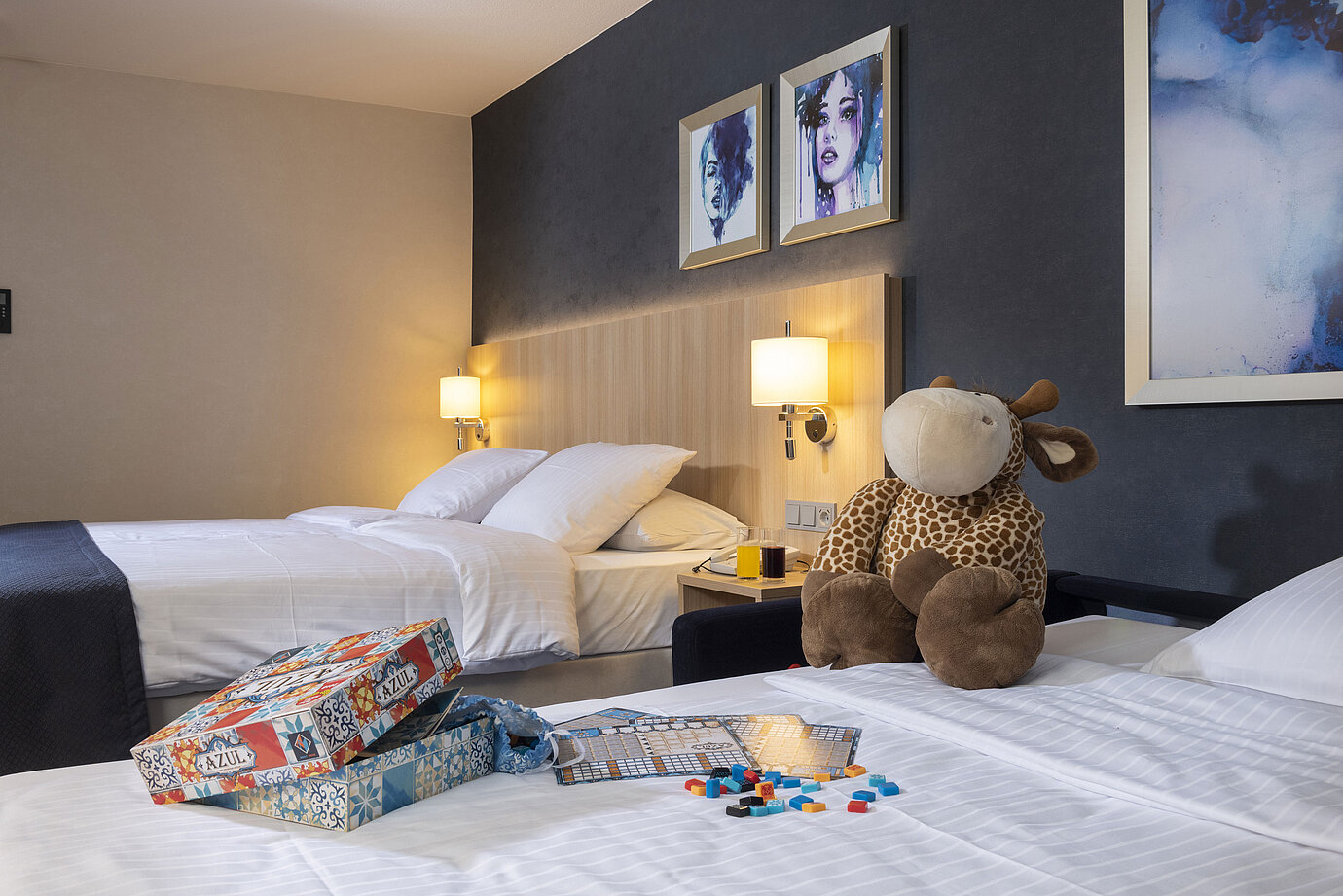 Camera familiare Comfort al Maritim Hotel Würzburg con peluche e gioco da tavolo colorato
