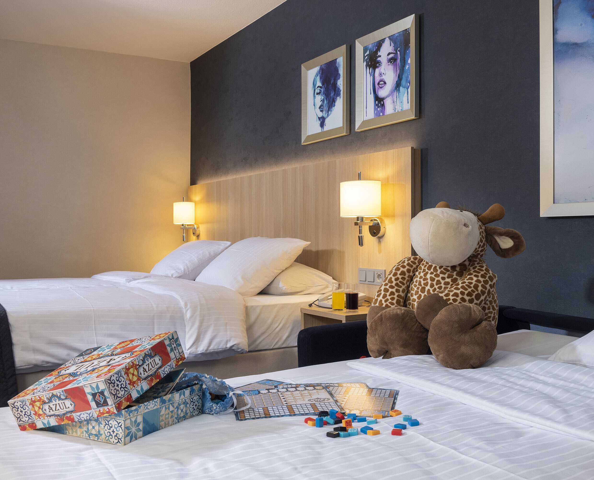 Camera Comfort Camera familiare Comfort al Maritim Hotel Würzburg con peluche e gioco da tavolo colorato
