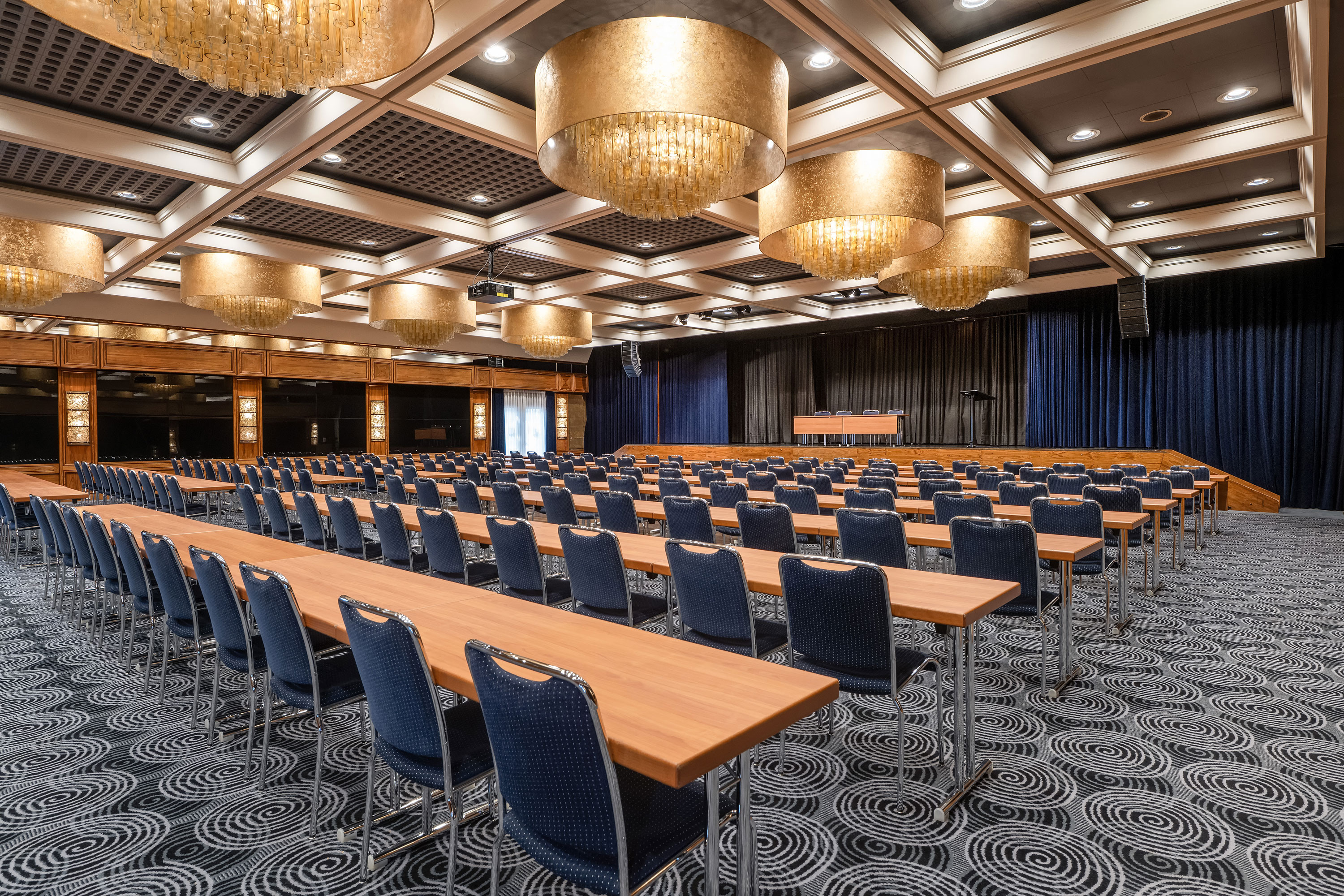Saal Maritim Gran sala con escenario, sillas alineadas y techo elegante en el Maritim Hotel Darmstadt