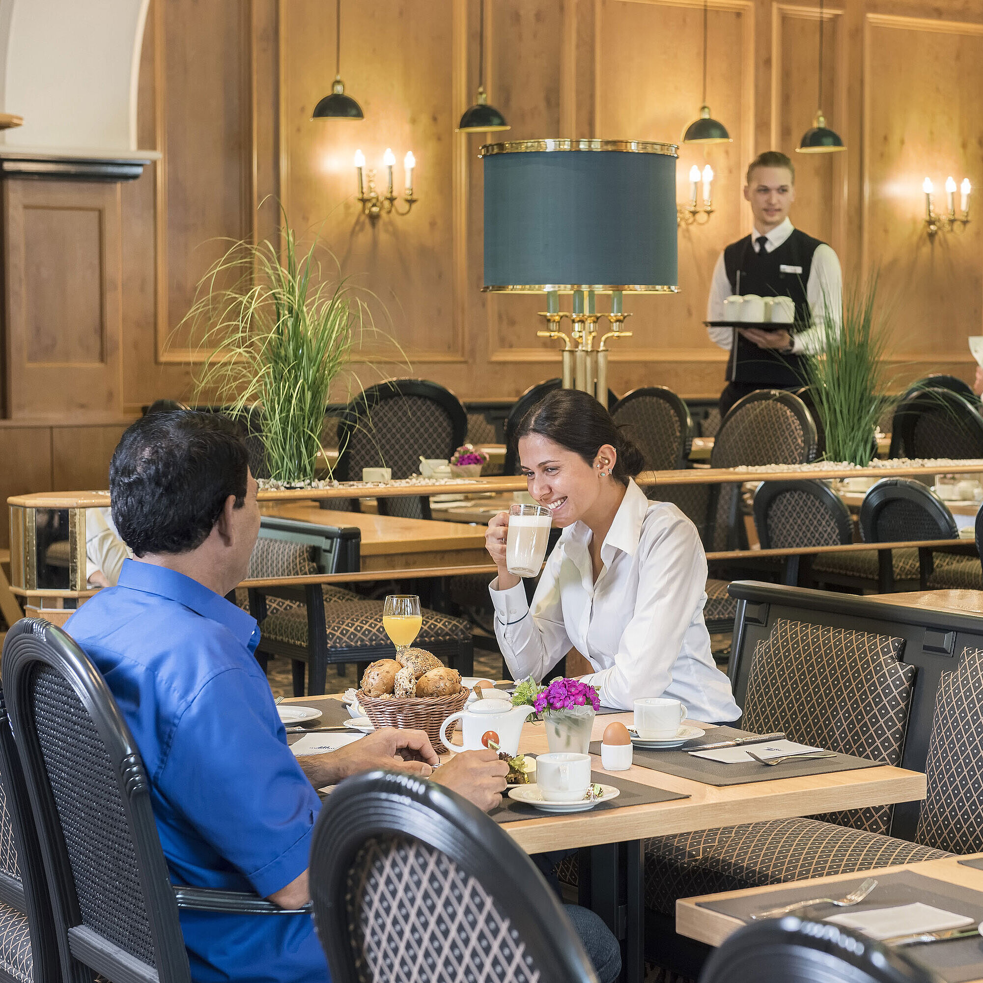 Rôtisserie Restaurant Guests enjoying the breakfast buffet at the "Rôtisserie" restaurant of Maritim Hotel Bonn with freshly prepared dishes.