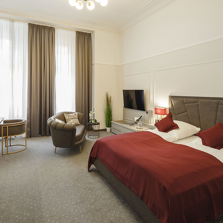 Comfort Double room Spacious double room with seating area, TV and daylight at Hansa Hotel Wiesbaden