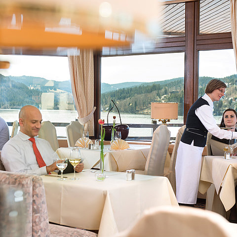 Restaurant "Vier Täler" avec vue sur le lac | Maritim Hotel Titisee