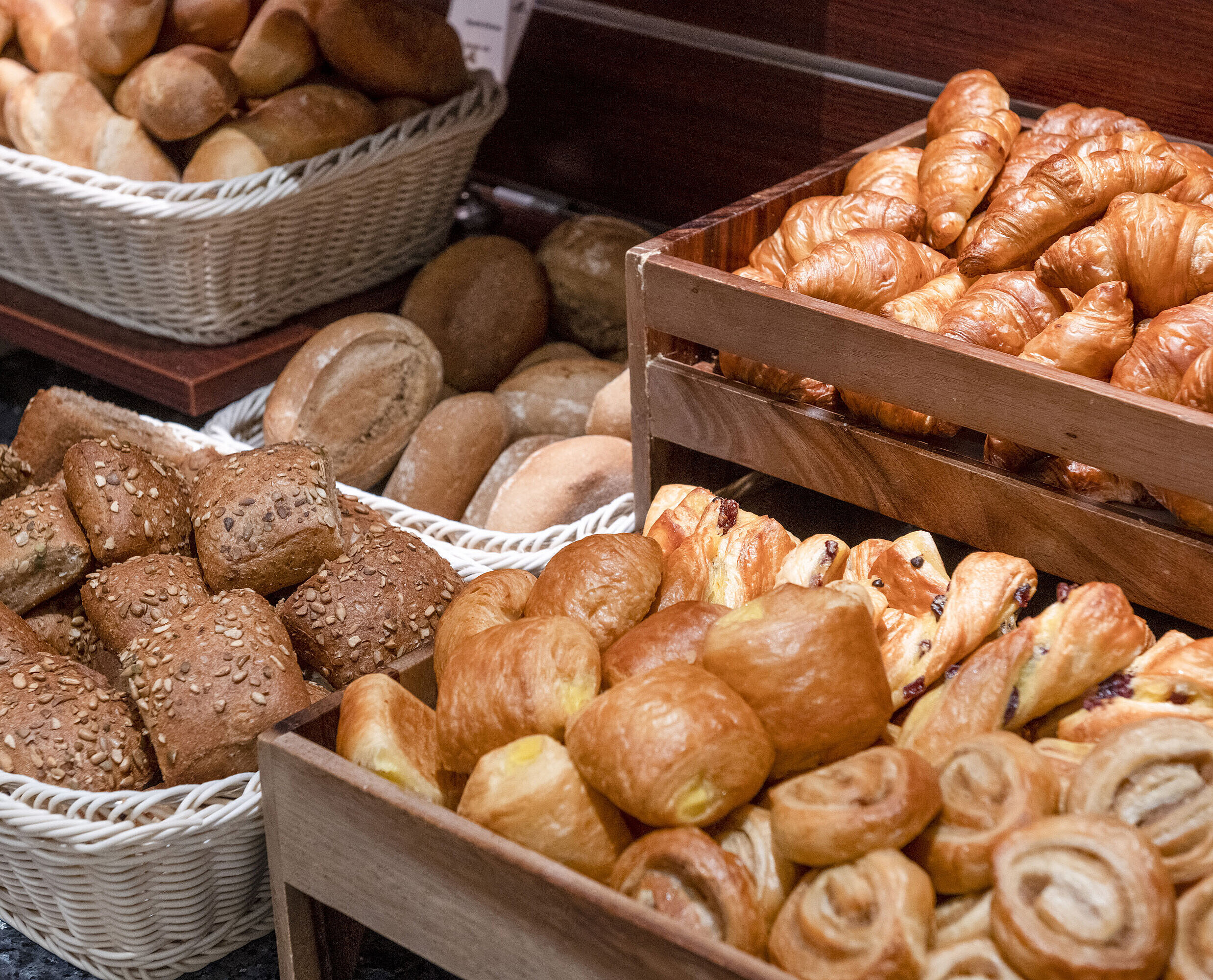 Buffet Fresh pastries and a variety of bread rolls at the breakfast buffet of Maritim proArte Hotel Berlin.
